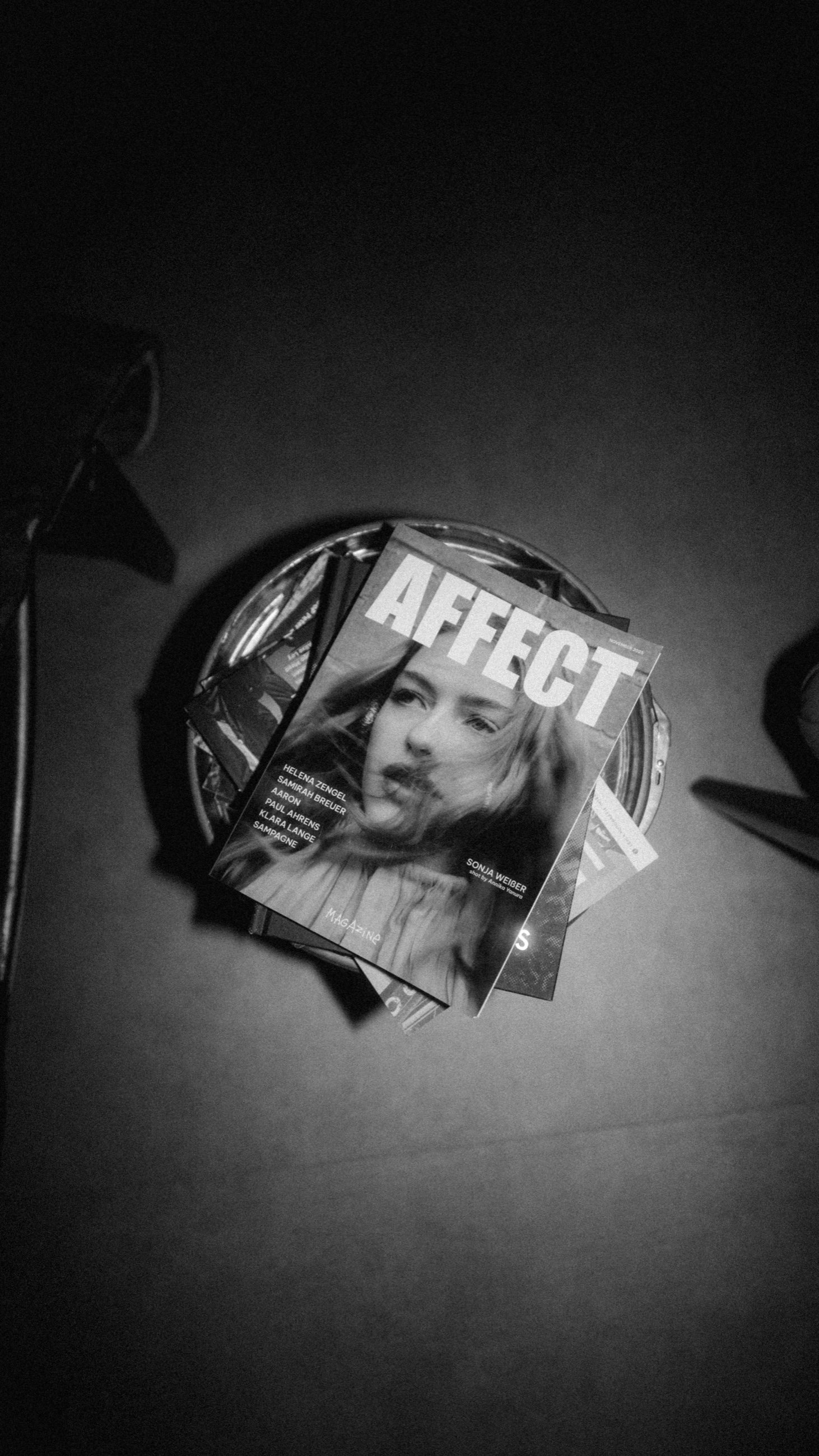 Magazin AFFECT, im Spotlicht auf dunklem Grund fotografiert