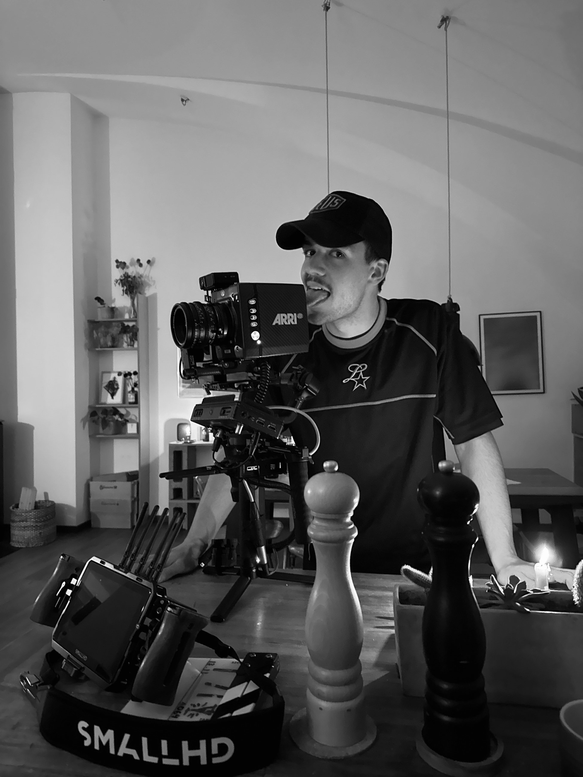 Operator hinter einer ARRI-Kamera, aufgebaut für eine Szene am Tisch