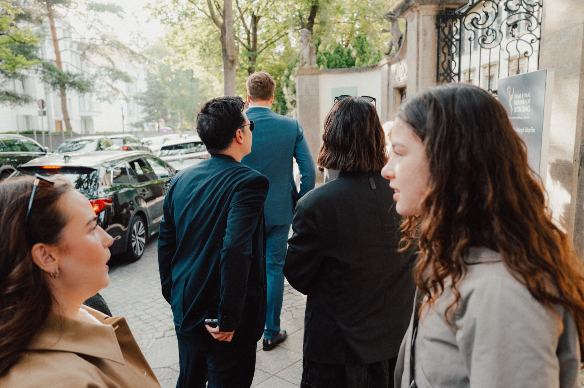 Gruppe von Gästen kurz vor dem Einlass zum Schlosshotel Berlin