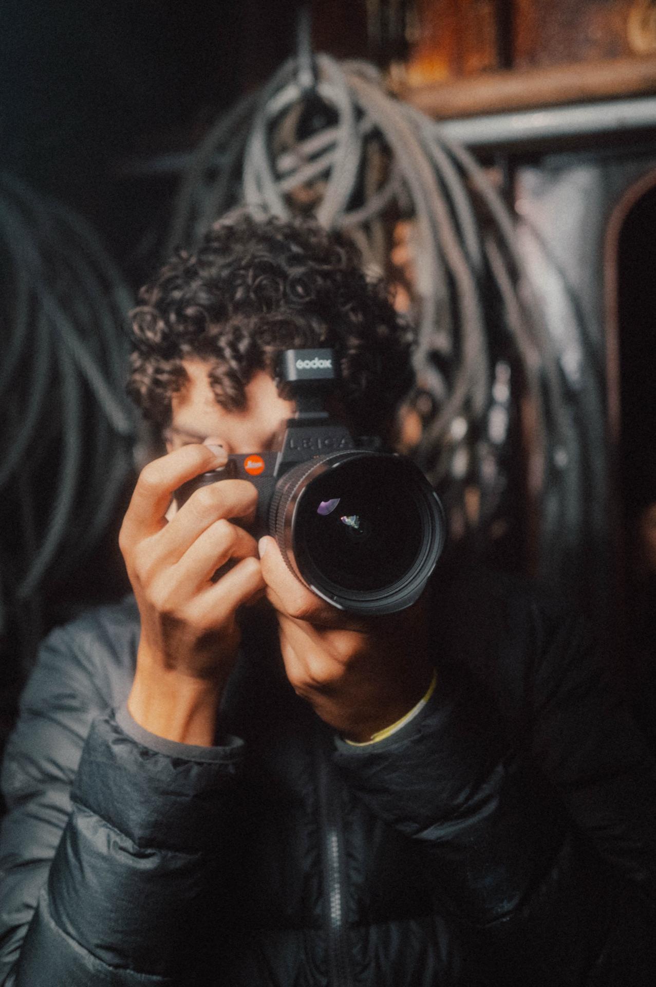 Behind the Scenes: der Fotograf Rufus Engelhard hält die Kamera ans Auge und fotografiert