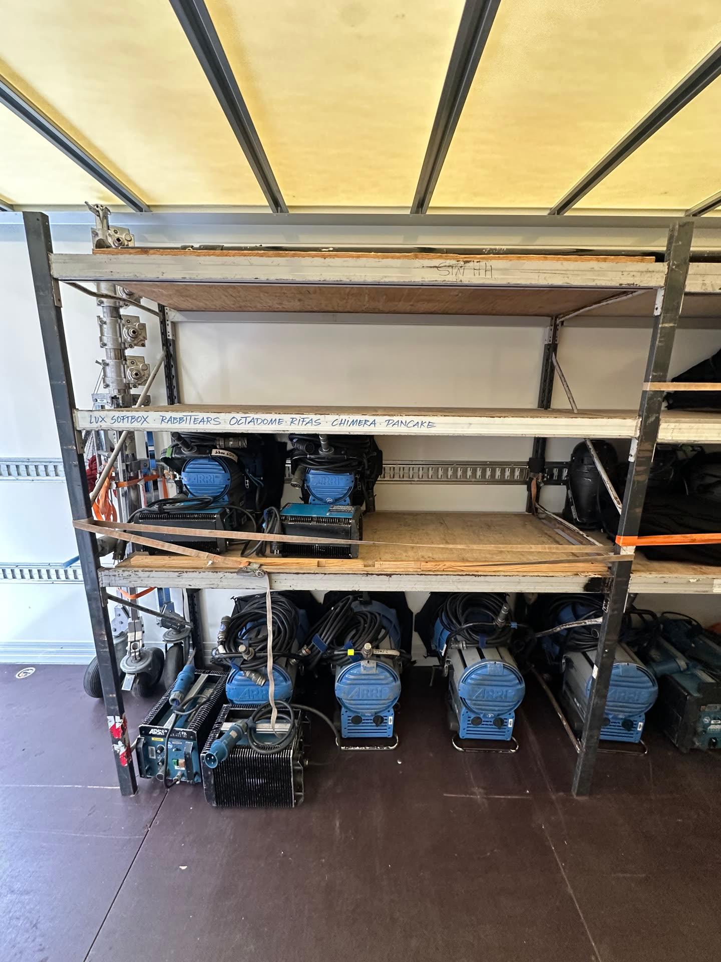 Behind the Scenes: Regal mit Filmscheinwerfern und Equipment im Verleih