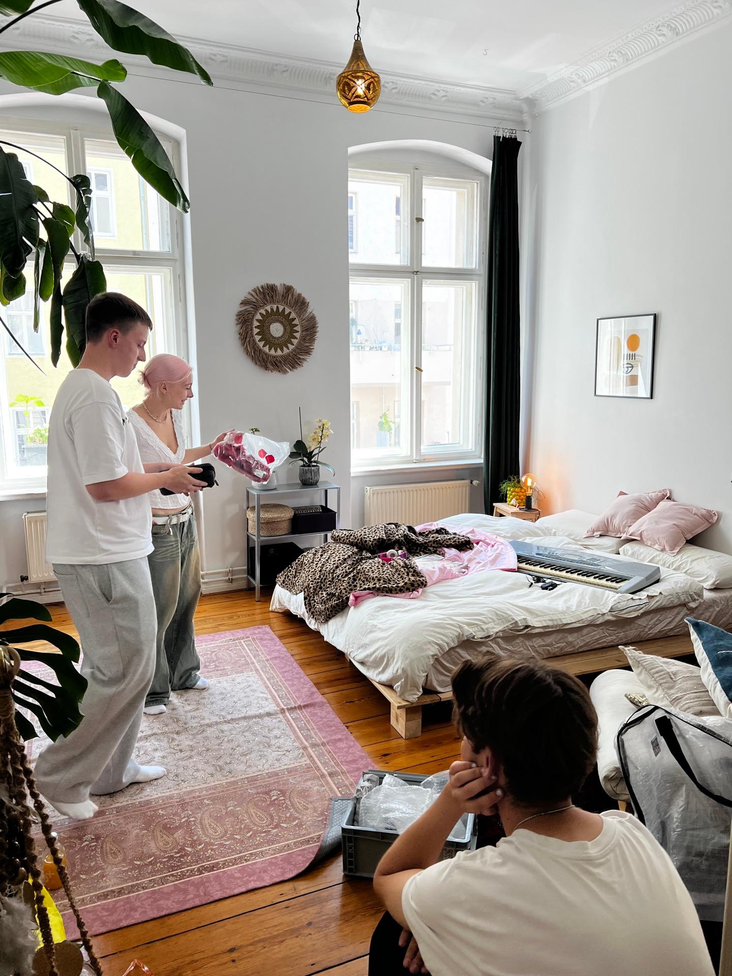 Behind the Scenes: heller Wohnraum mit Set-Aufbau