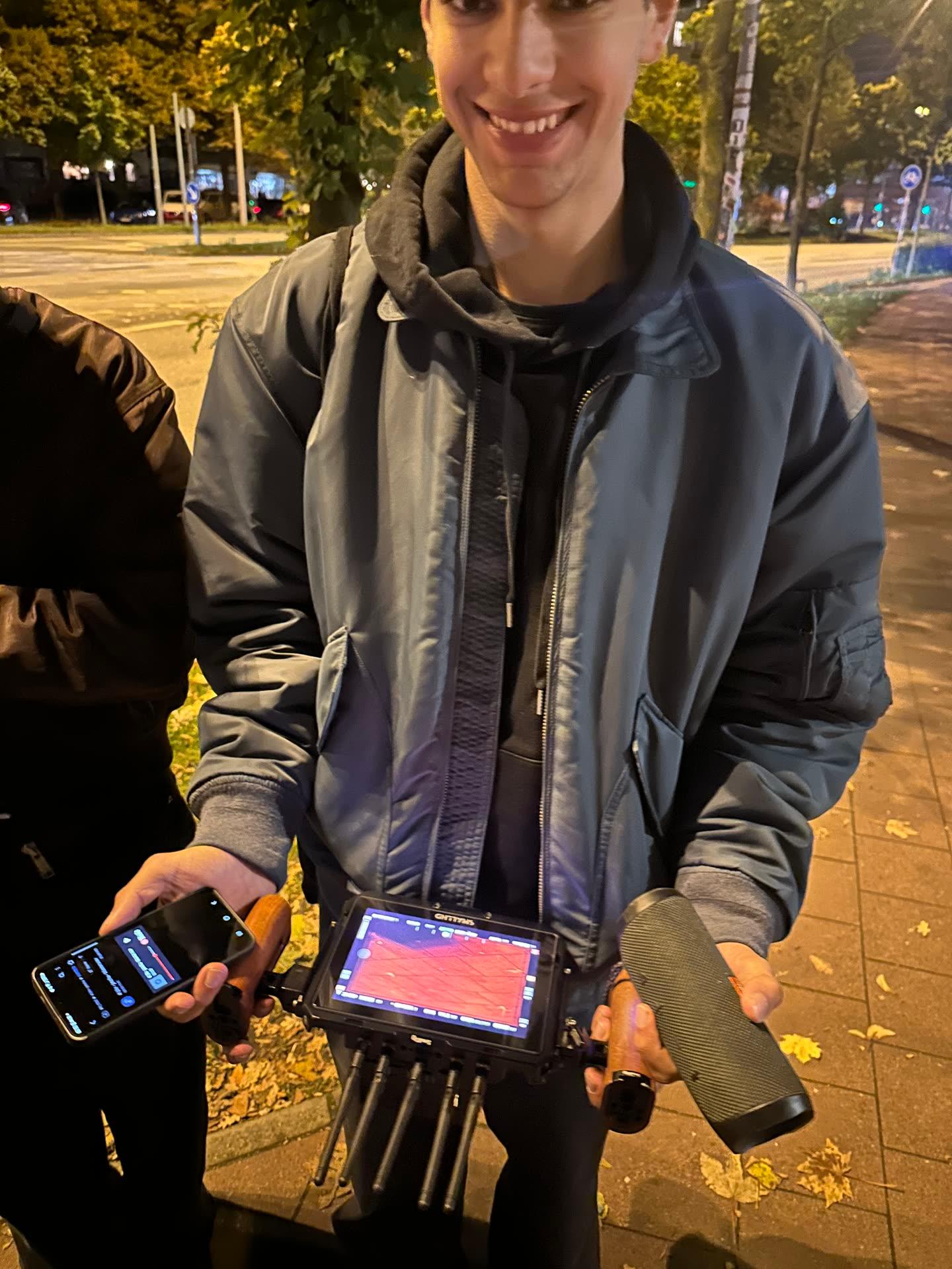 Behind the Scenes: ein Crewmitglied mit dem Kamera-Rig auf der nächtlichen Straße