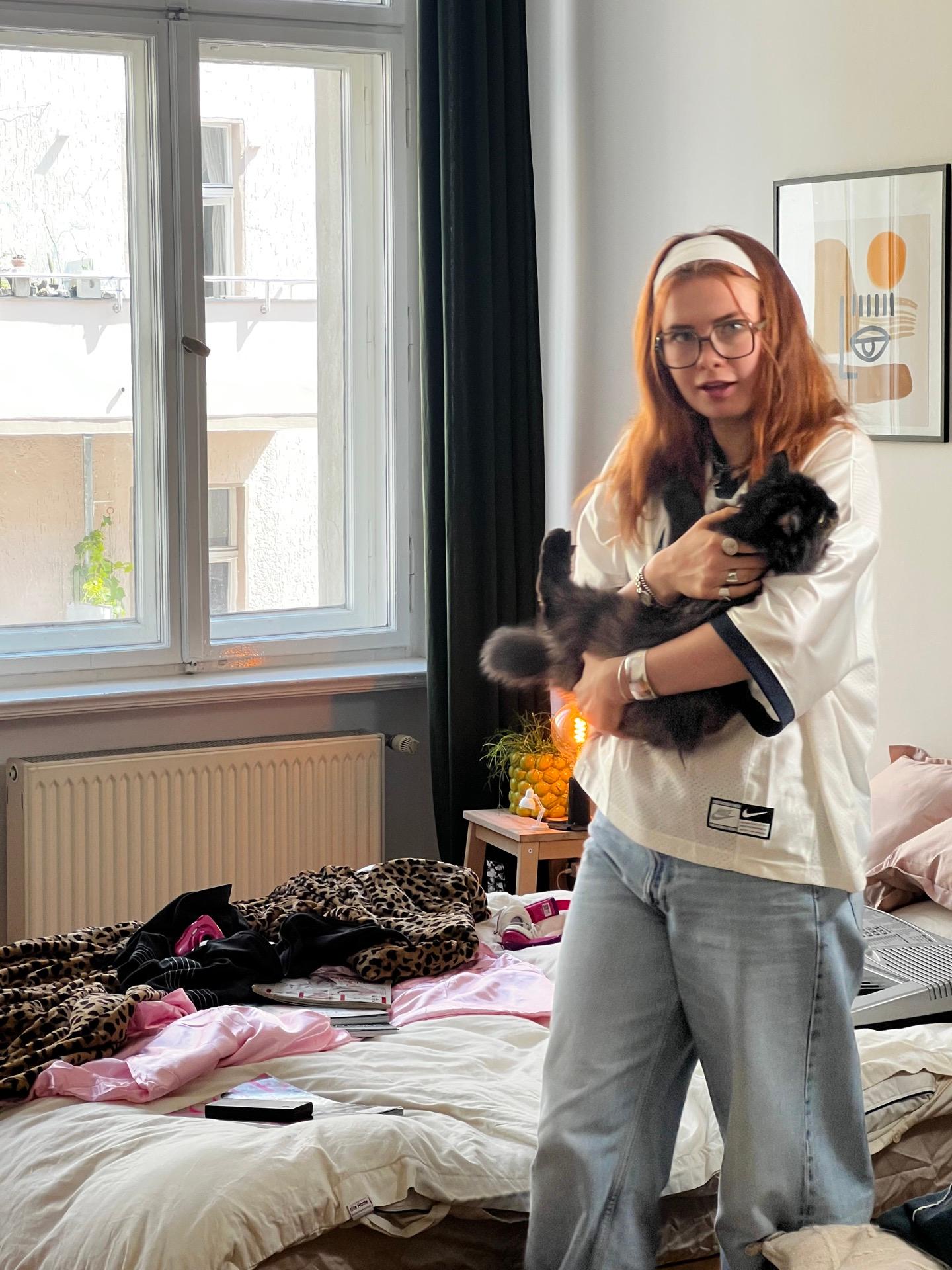 Behind the Scenes: eine Szene am Fenster wird gedreht