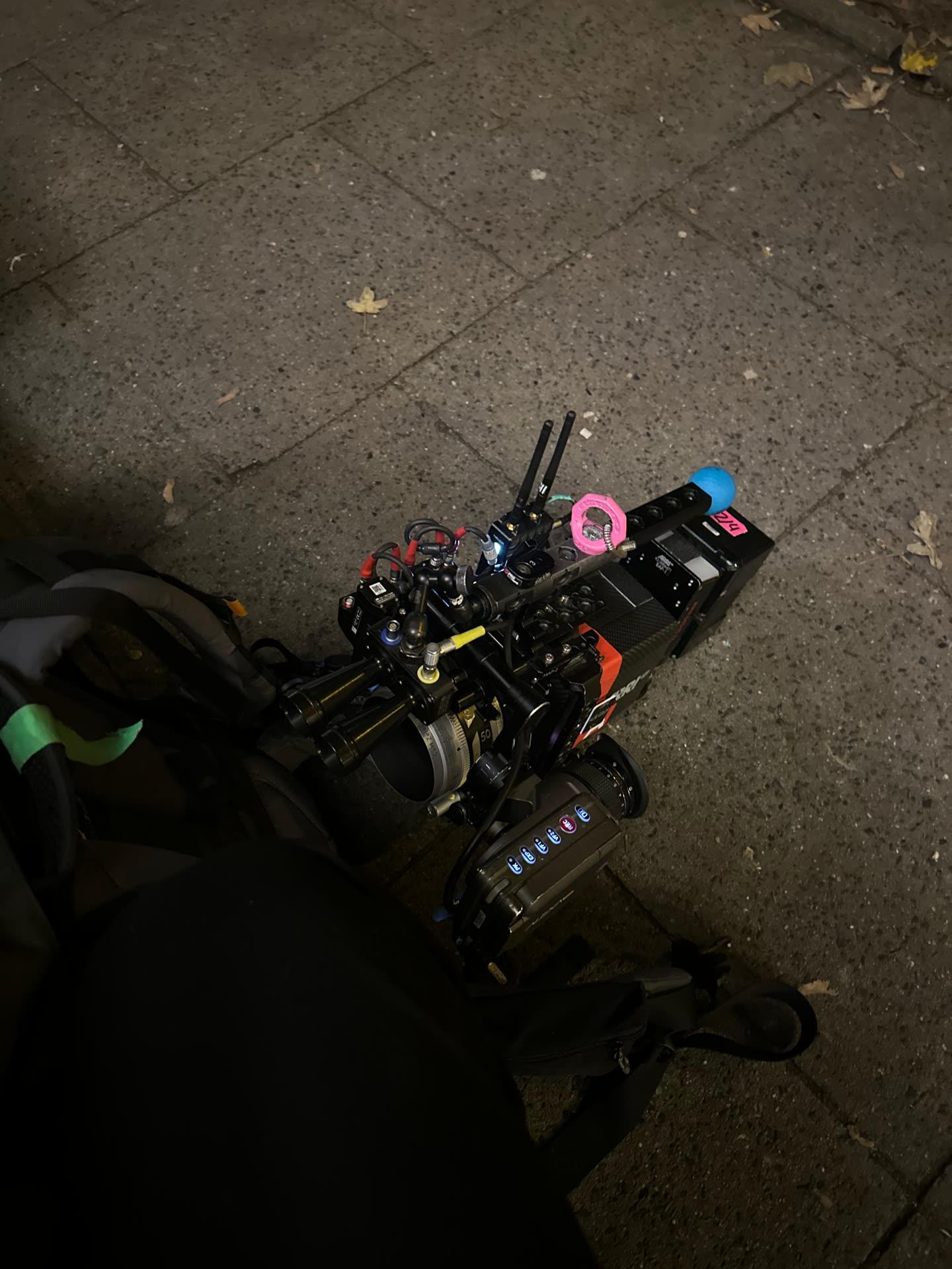 Behind the Scenes: das aufgebaute Kamera-Rig auf dem Gehweg bei Nacht