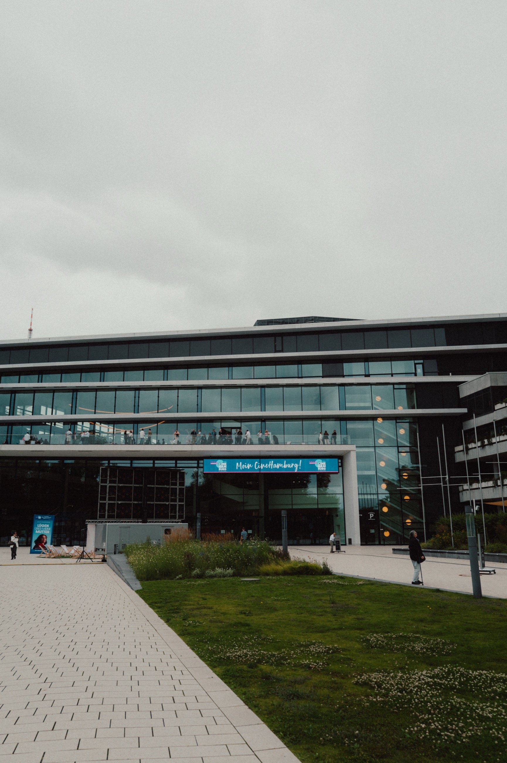 Fassade des CCH Hamburg mit einem blauen Banner über dem Eingang, auf dem Moin CineHamburg steht