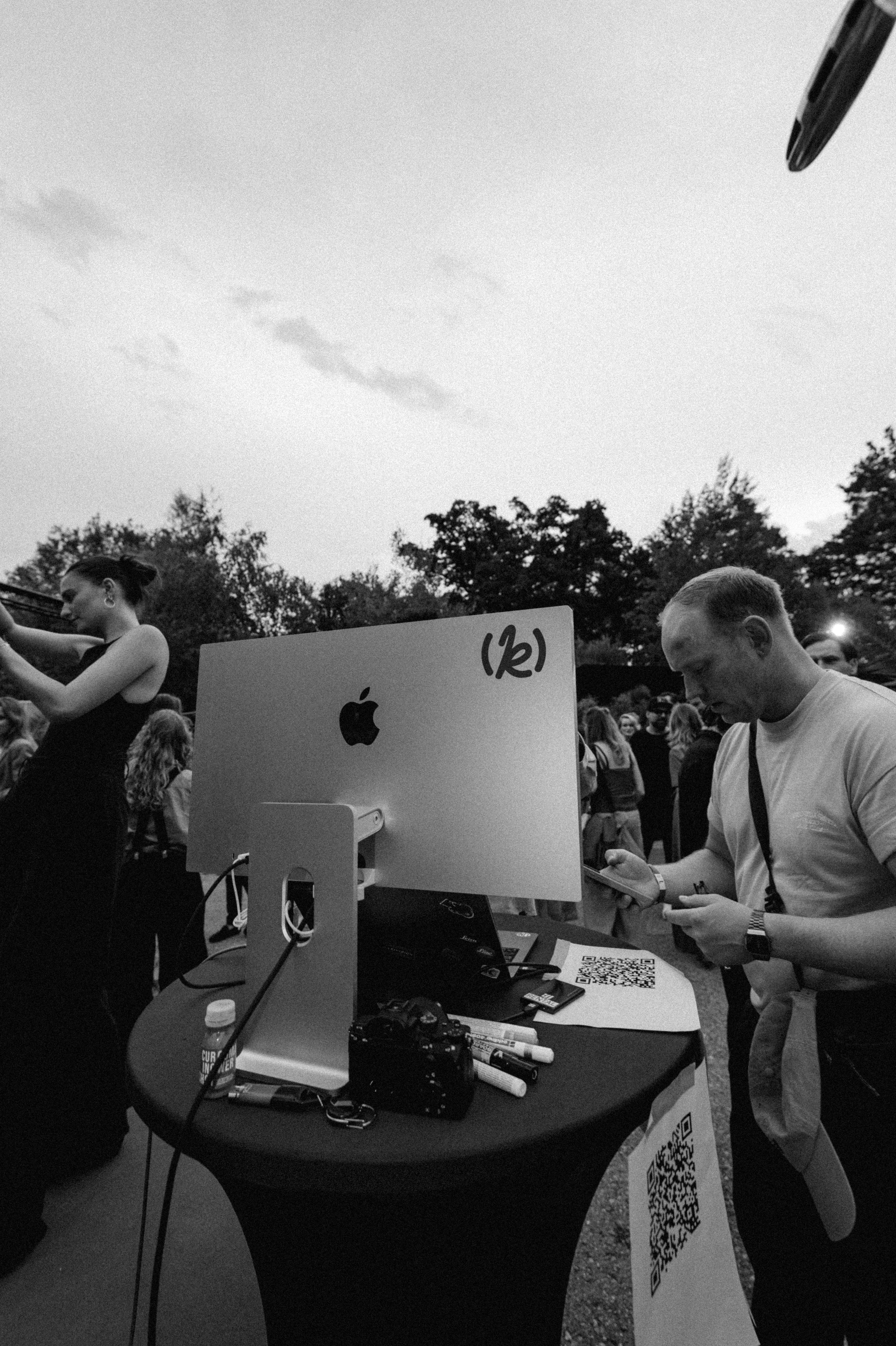 Die Foto-Station der Servus München Party: iMac, Kamera und QR-Codes, über die die Porträts direkt aufs Handy der Gäste kamen