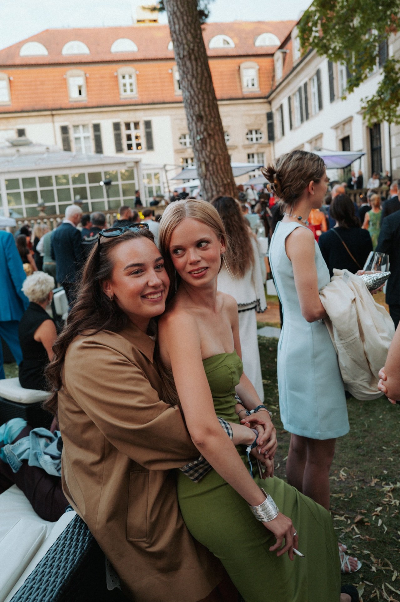 Zwei Gästinnen im Garten des Schlosshotels Berlin