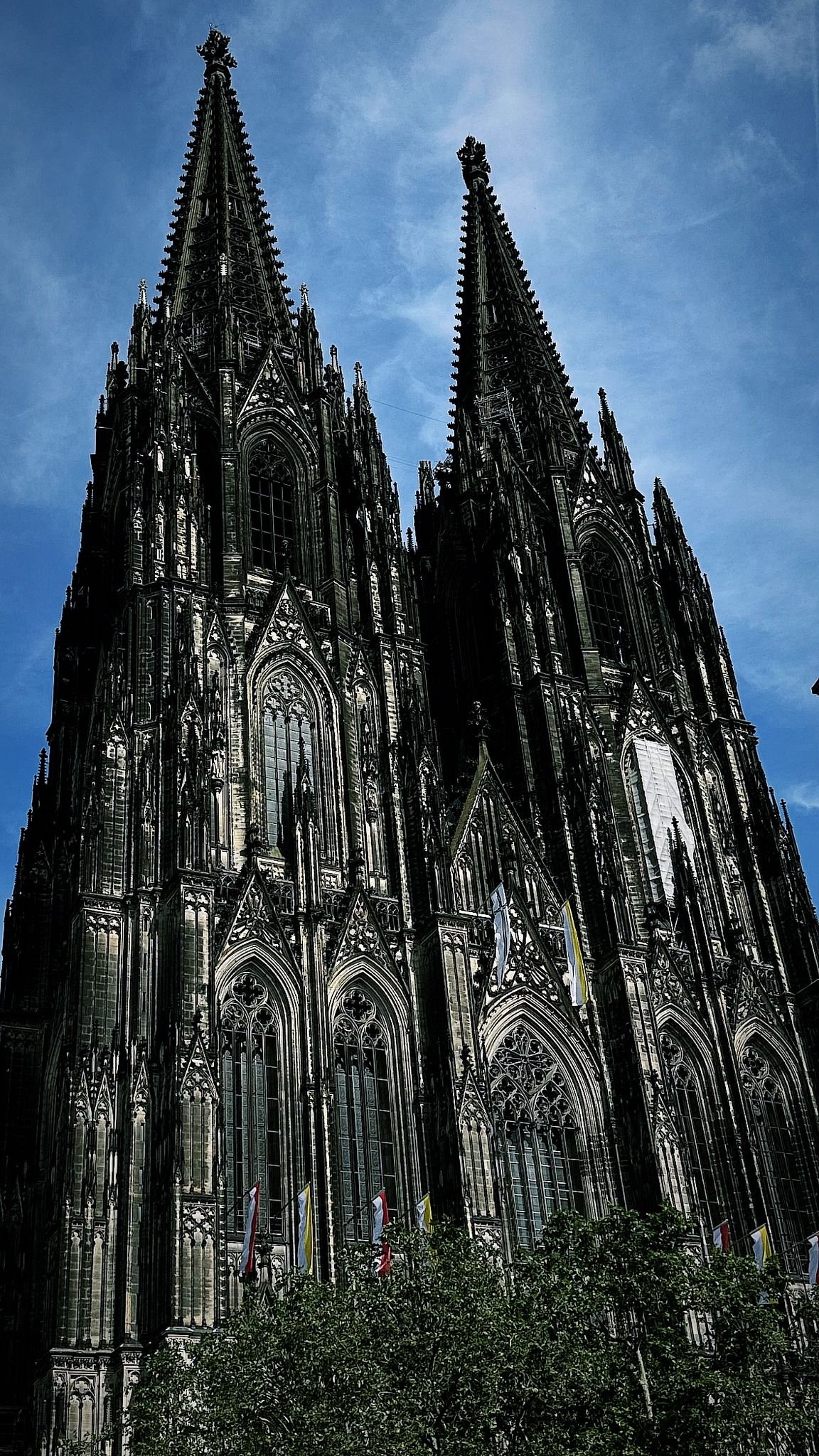 Der Kölner Dom vor blauem Himmel
