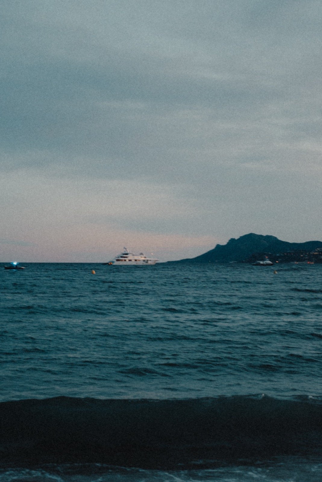 Die Bucht von Cannes am Abend, ruhiges Meer