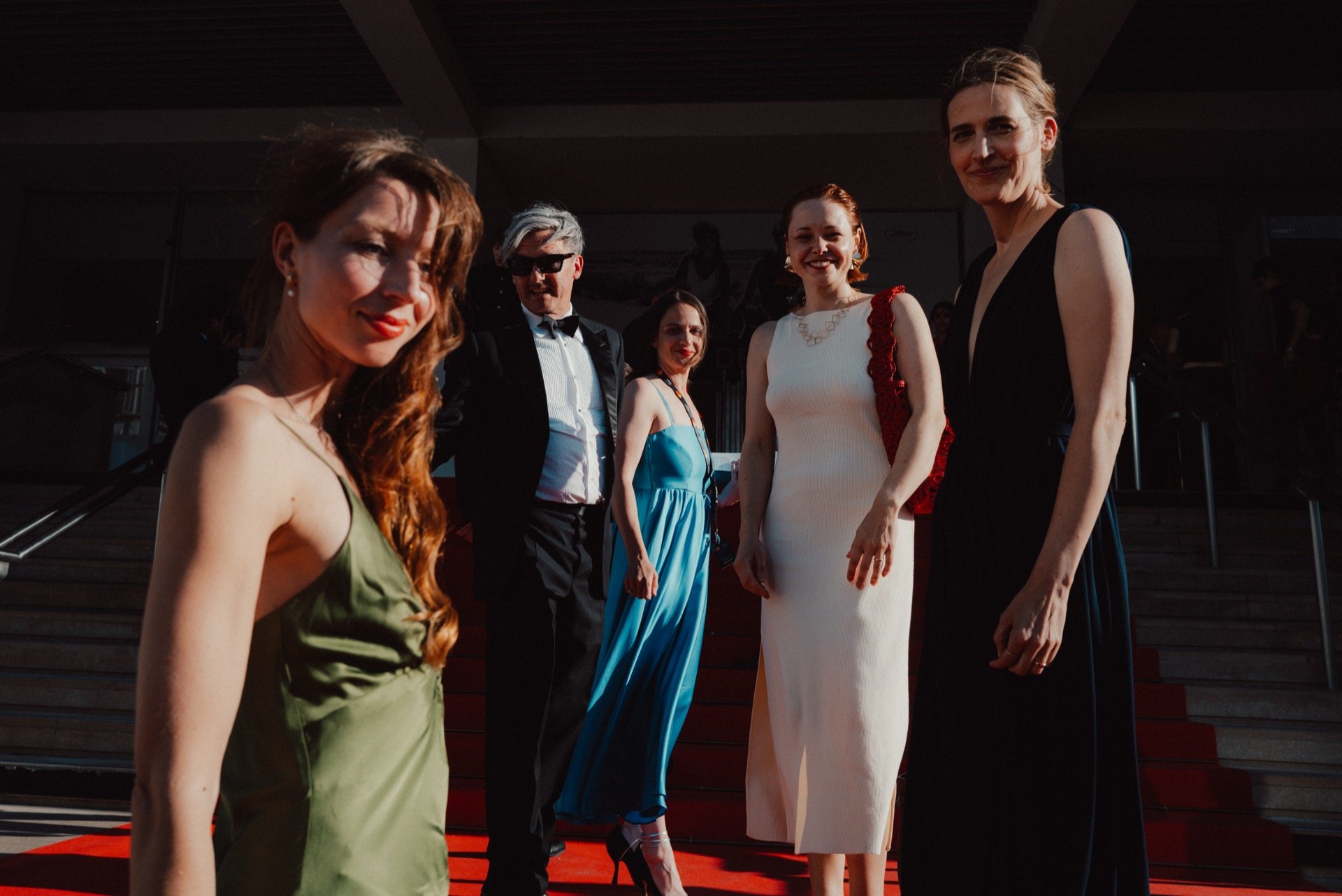 Gruppe in Abendgarderobe auf dem roten Teppich in Cannes