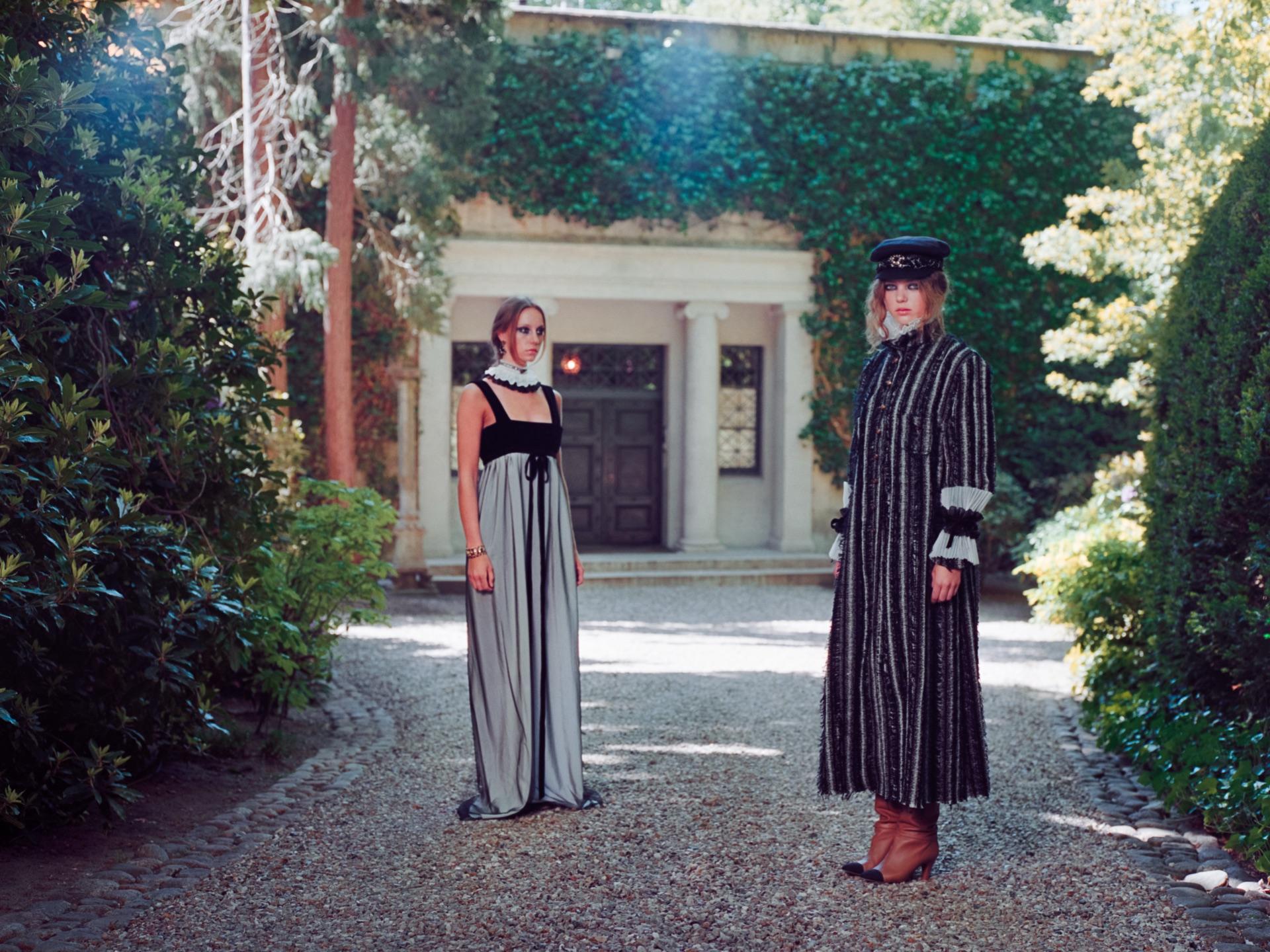 Two models in long gowns on the garden terrace of Villa Jako