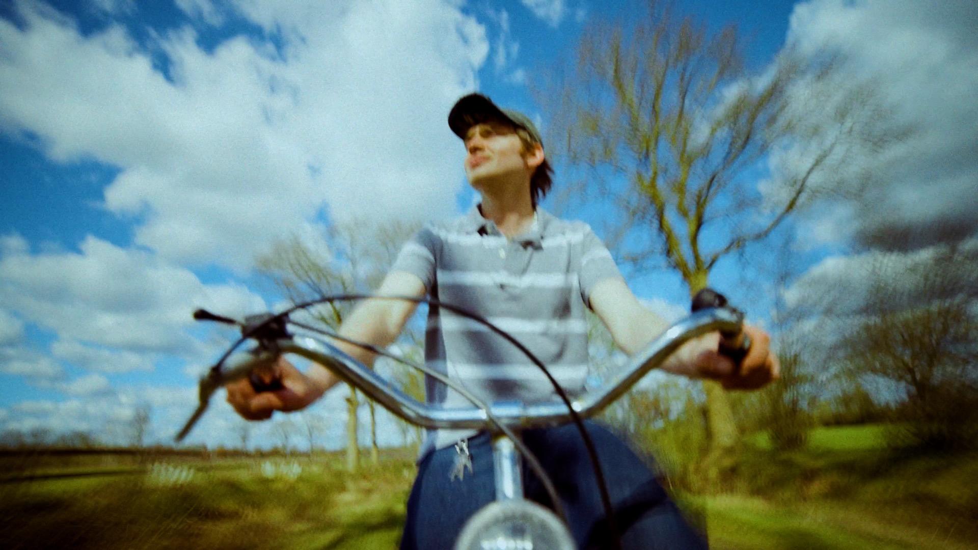 BMX-Rad von der Seite auf einem Feldweg, Himmel dahinter