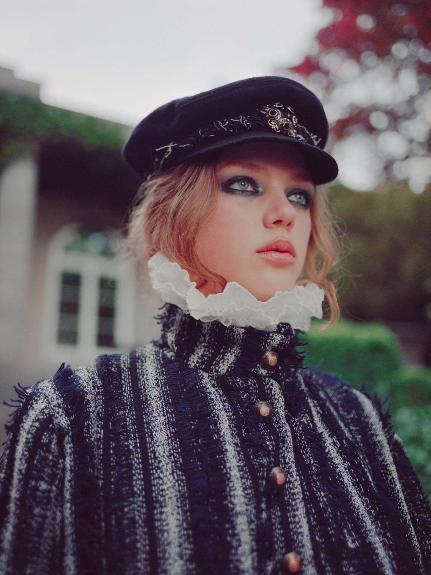 Portrait: model in an Elbsegler cap and tweed jacket in Lagerfeld style