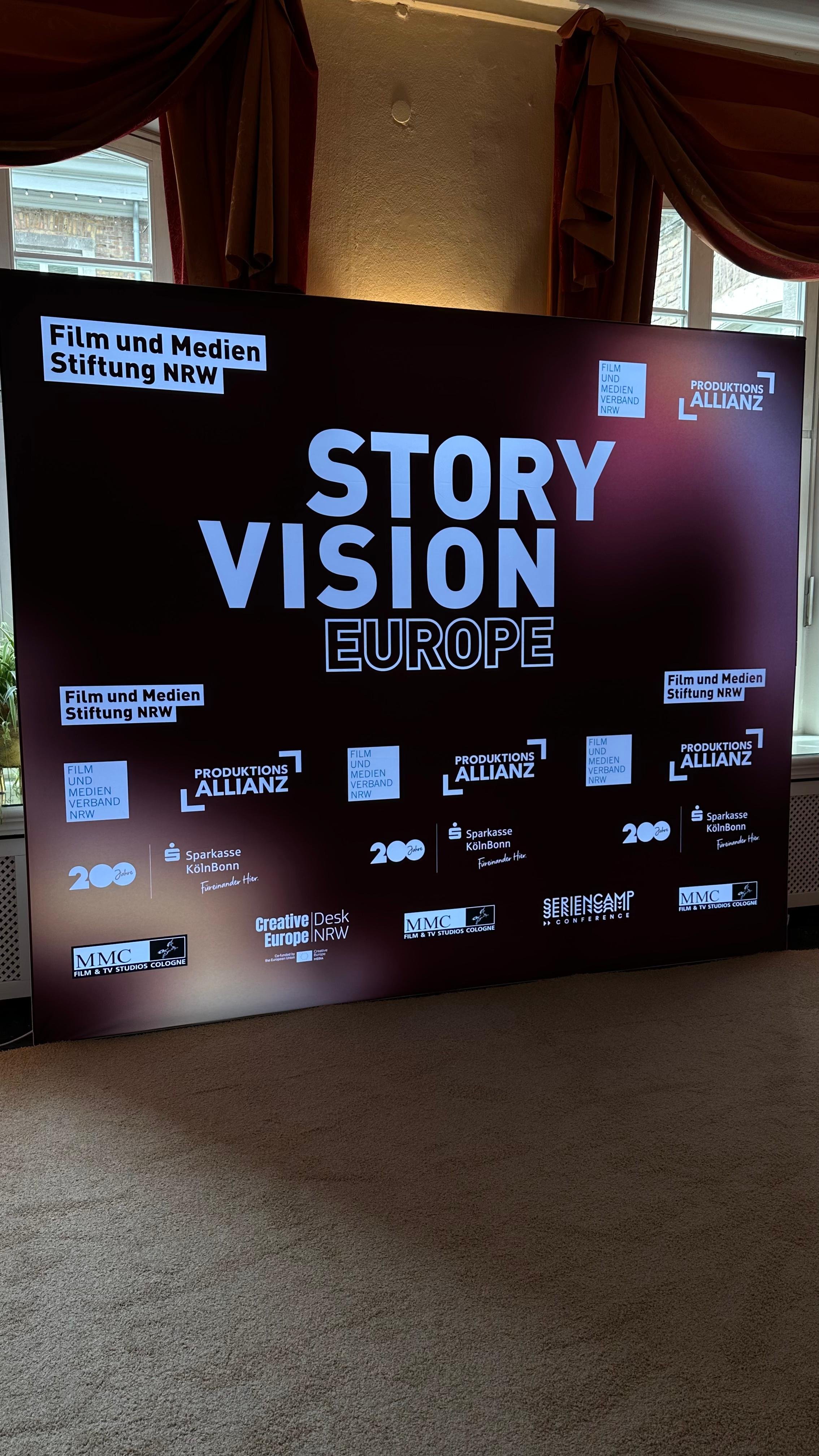 Pressewand von Story Vision Europe mit den Logos der Partner, darunter Produktionsallianz, Film- und Medienstiftung NRW und Seriencamp