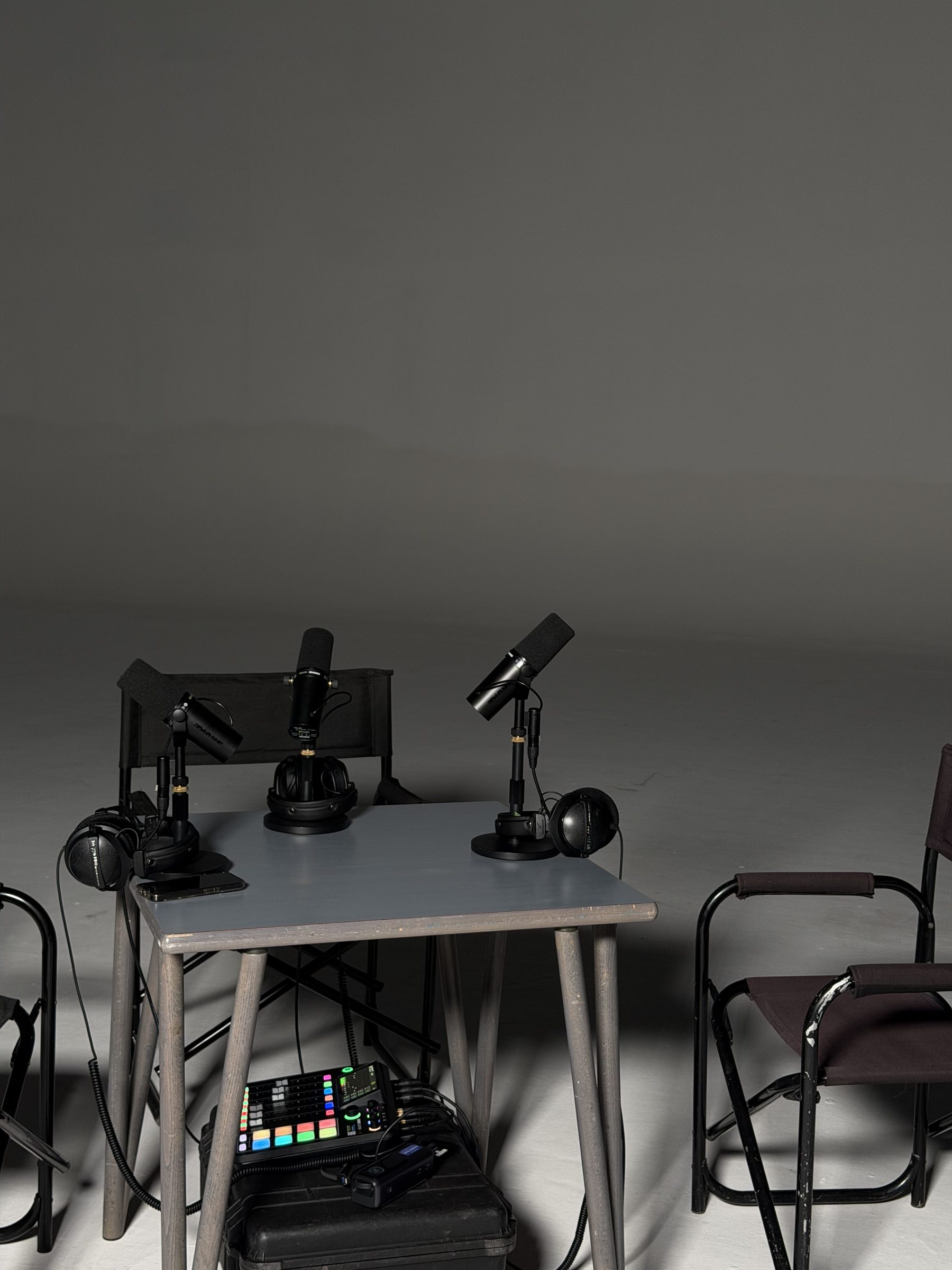 Tisch mit drei Mikrofonen für die Podcast-Aufnahme