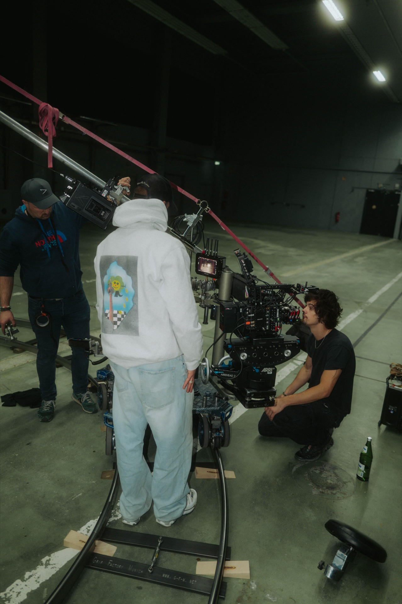 Crew auf den Dolly-Schienen, Kameramann und Ivo Martin am Set