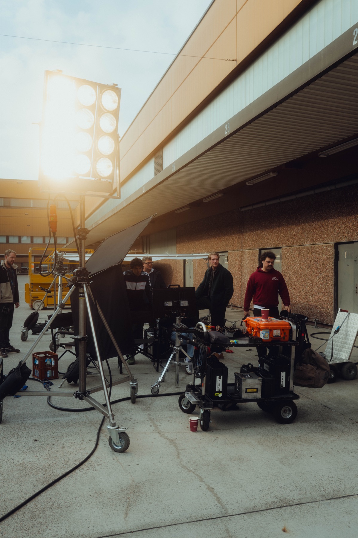 Lichtaufbau im Gegenlicht, Crew am Set